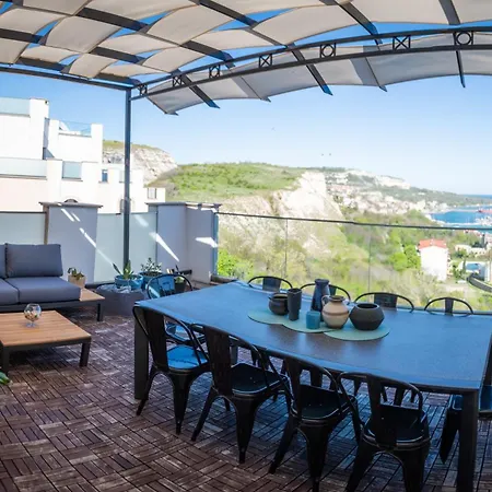 Queen's Penthouse Apartment